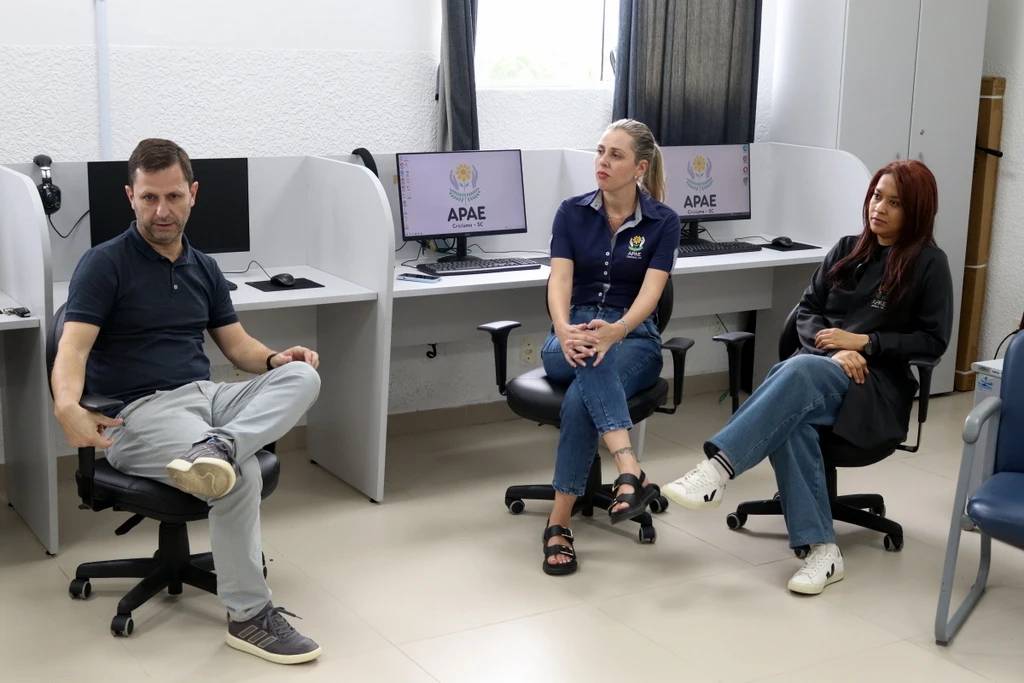 Tecnologia e Inclusão: acadêmicos de Ciência da Computação entregam protótipos assistivos à Apae — foto 1
