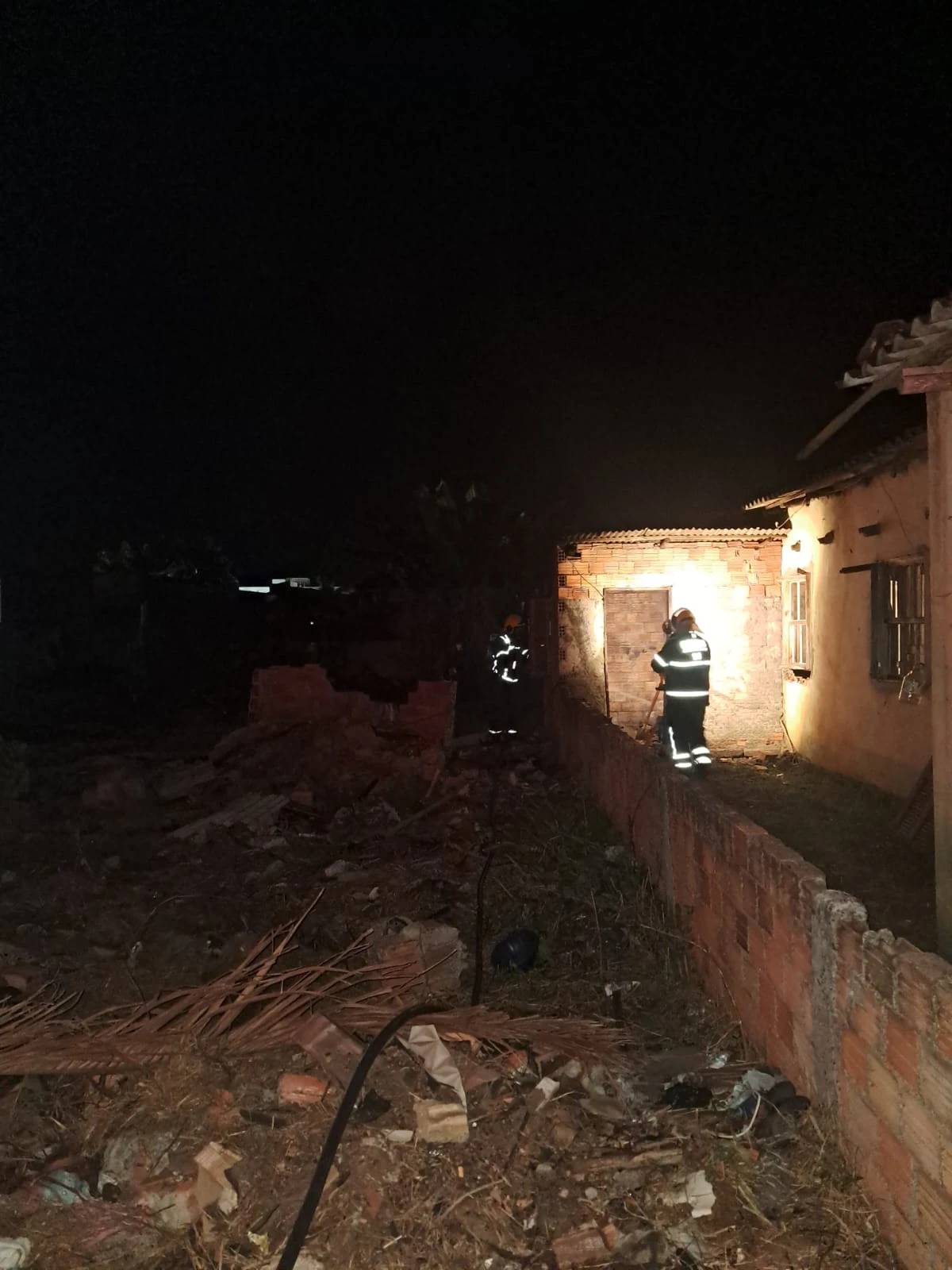 Incêndio atinge casa habitada por pessoas em situação de rua — foto 3
