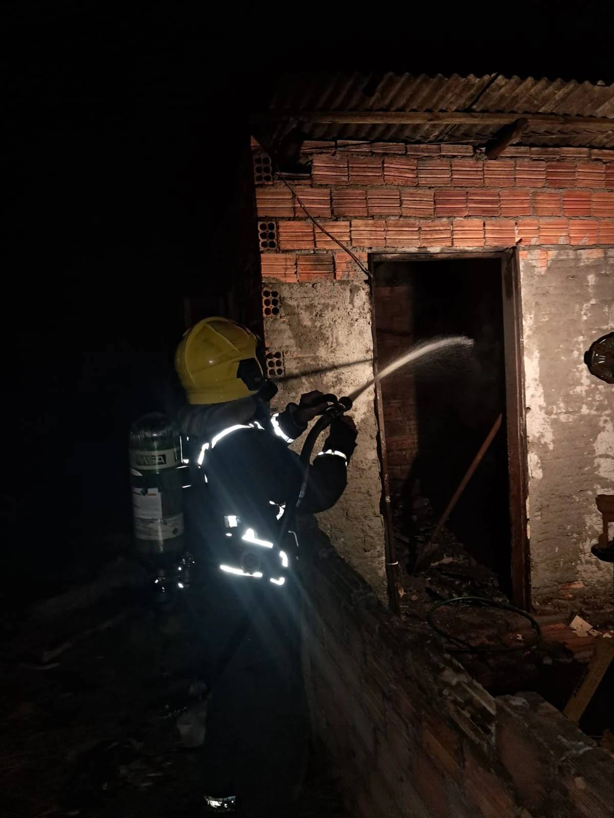 Incêndio atinge casa habitada por pessoas em situação de rua — foto 1