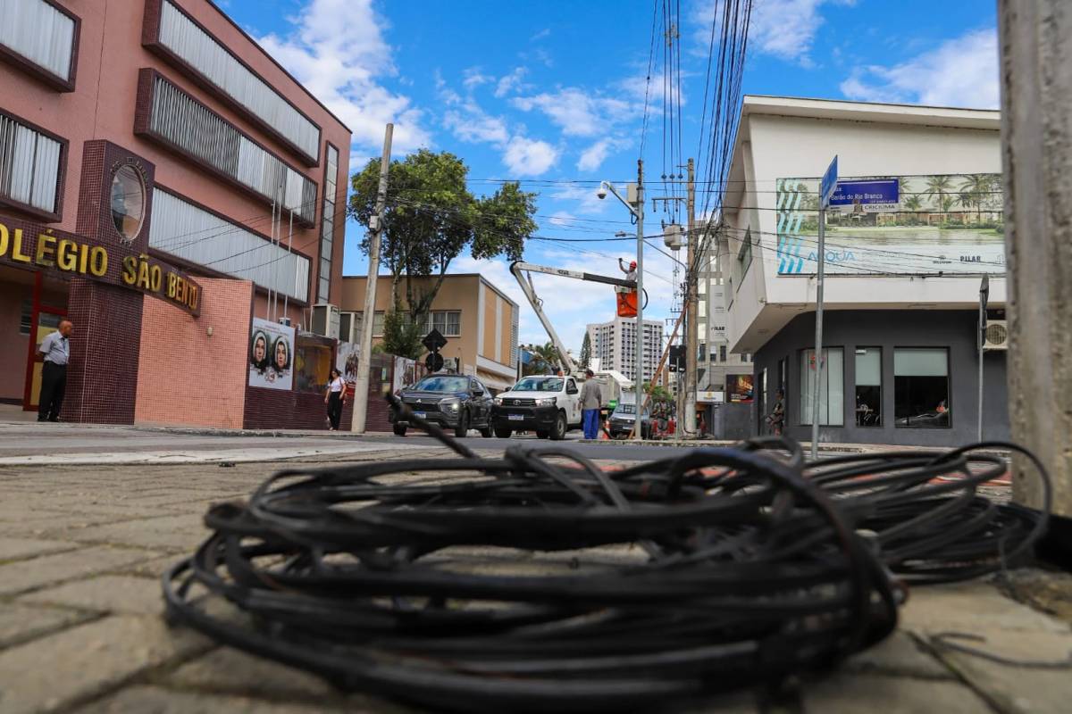 Operação Limpa Fios recolhe 600 quilos de cabos obsoletos em Criciúma — foto 1