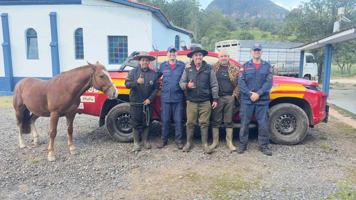 Grupo é resgatado por bombeiros após desaparecer durante cavalgada — foto 1