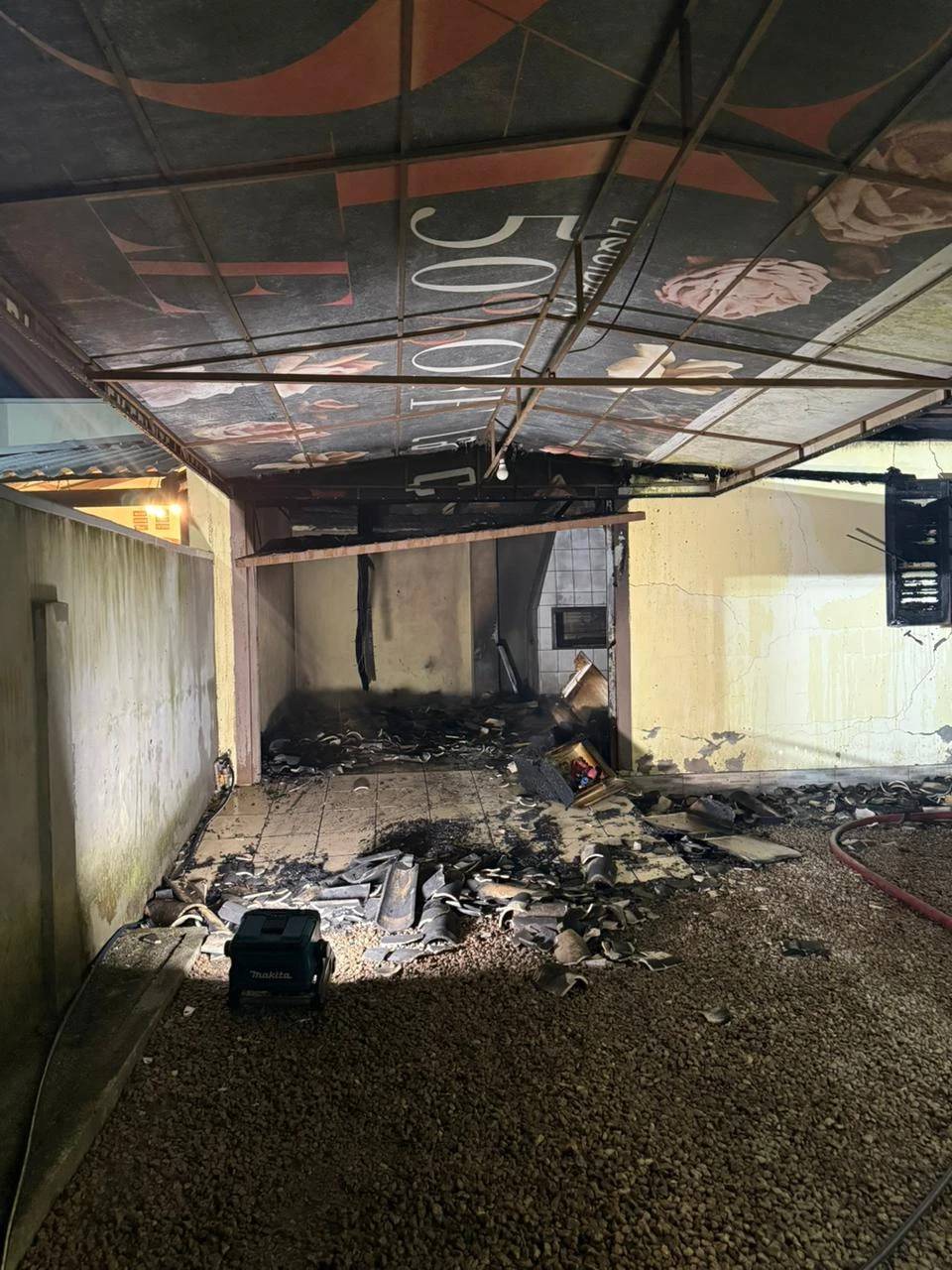 Incêndio destrói edícula de residência em Criciúma — foto 1