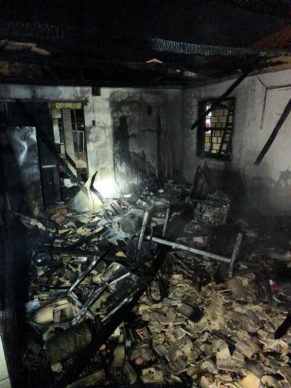 Incêndio destrói edícula de residência em Criciúma — foto 5