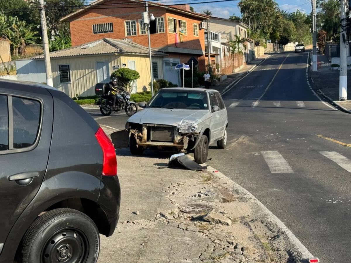 Fotos: colisão entre dois veículos é registrada em Criciúma — foto 1