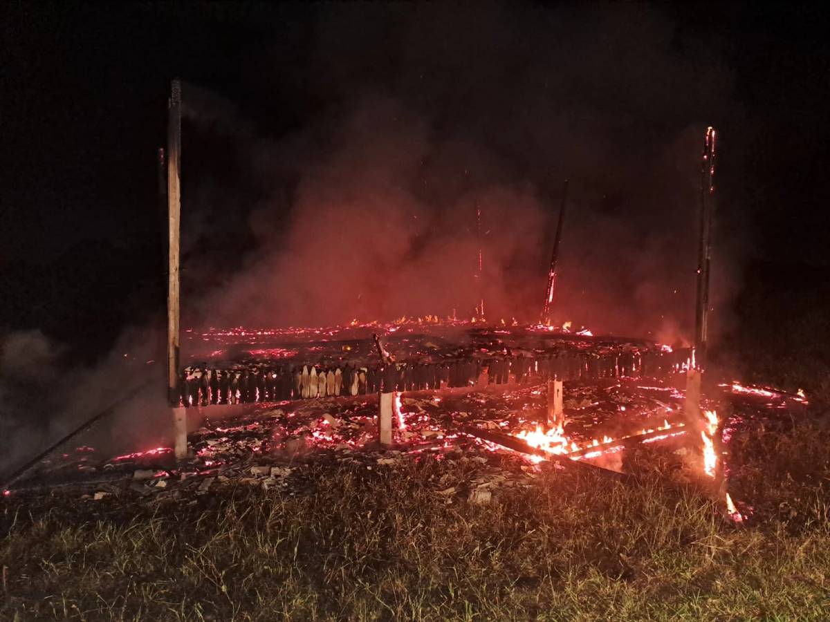 Casa de madeira em construção é destruída por incêndio em Araranguá — foto 1