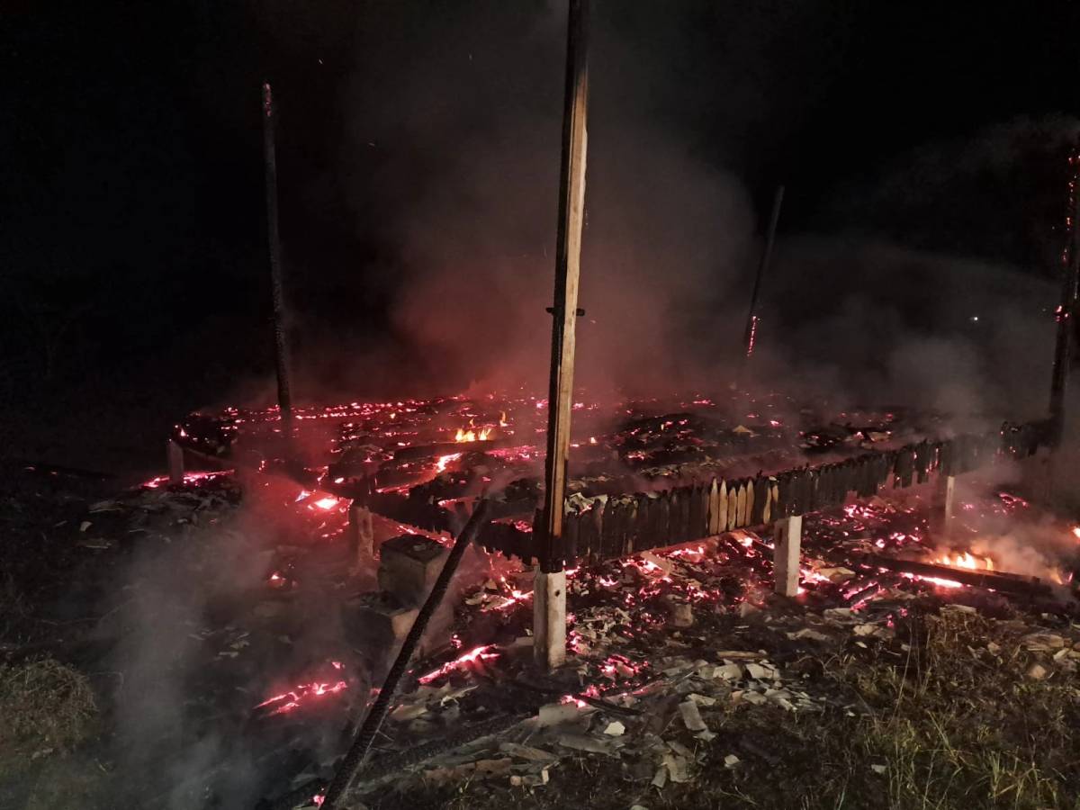 Casa de madeira em construção é destruída por incêndio em Araranguá — foto 2