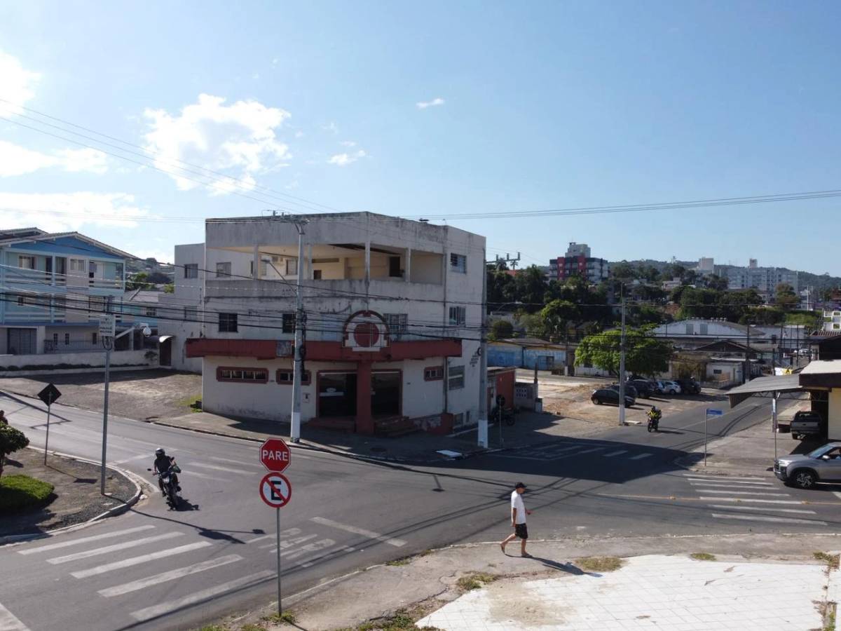 Sequência de acidentes em cruzamento preocupa moradores no Operária Nova, em Criciúma — foto 1