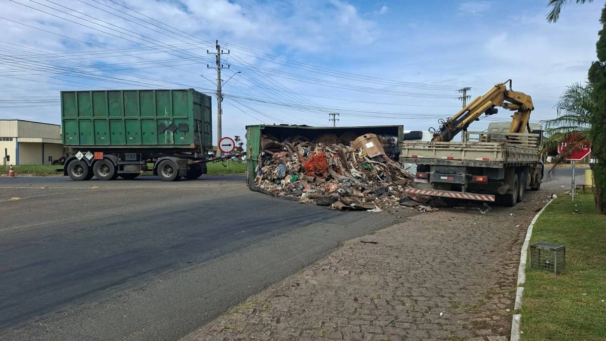 Vídeo: contêiner com reciclagem cai de caminhão e interrompe trânsito em Criciúma — foto 2
