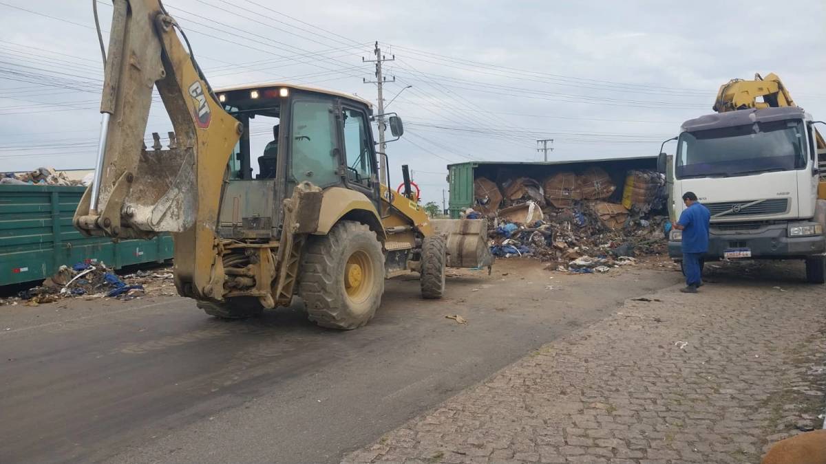 Vídeo: contêiner com reciclagem cai de caminhão e interrompe trânsito em Criciúma — foto 1
