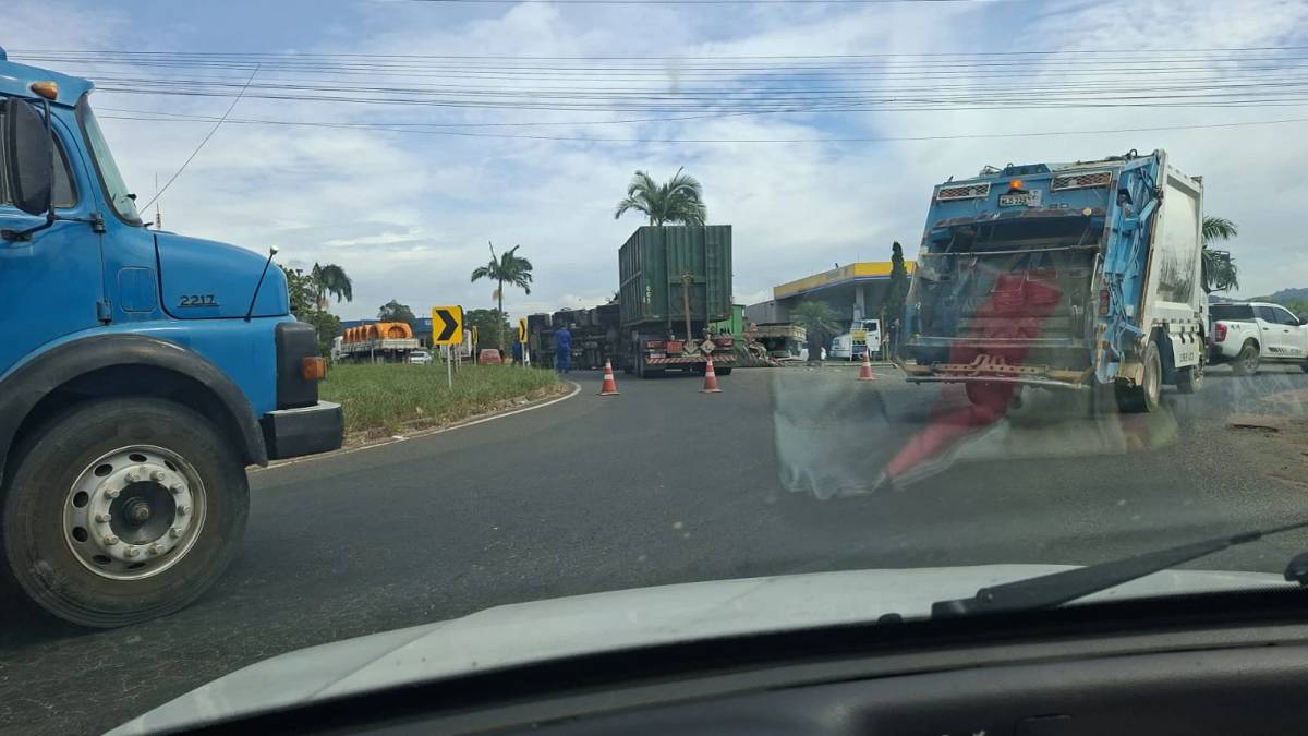 Vídeo: contêiner com reciclagem cai de caminhão e interrompe trânsito em Criciúma — foto 6