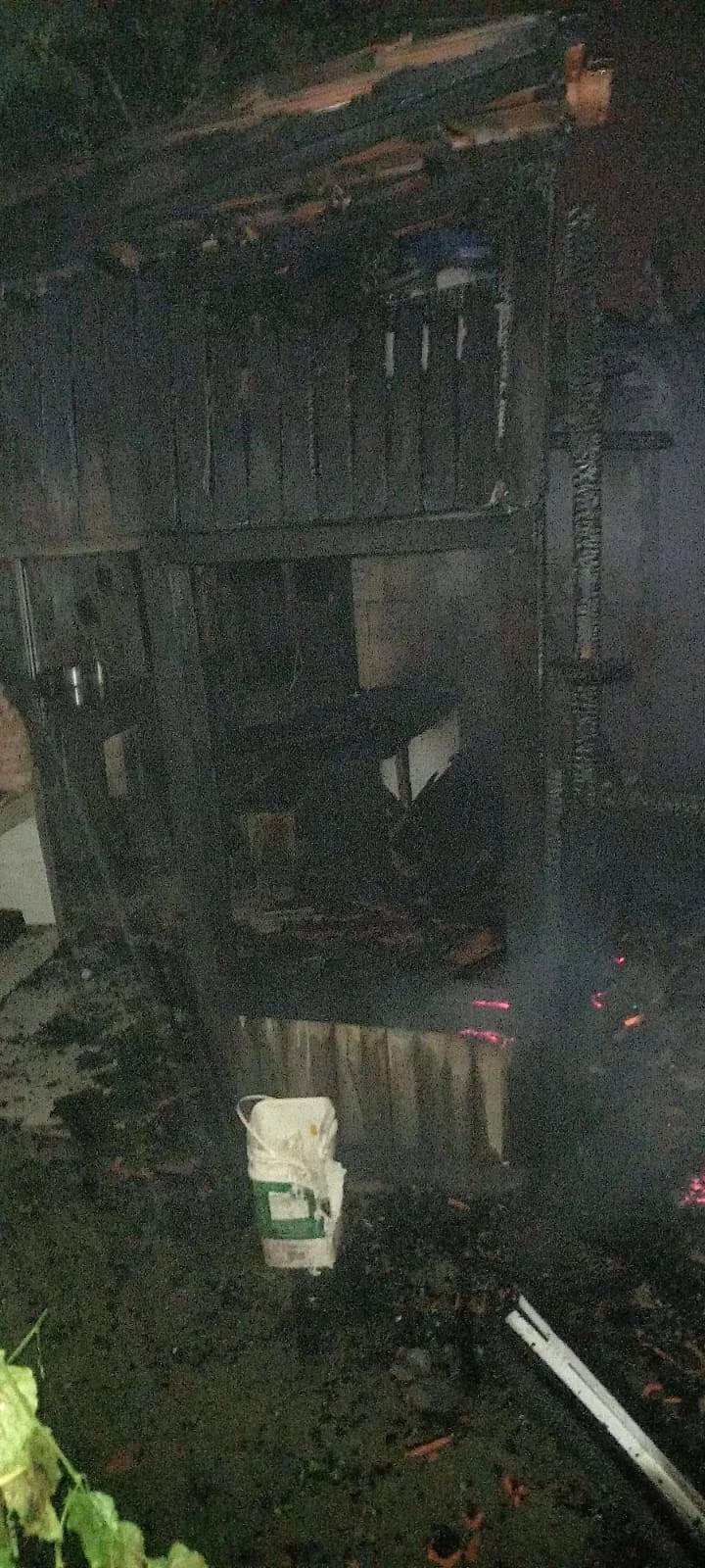 Bombeiros utilizam mais de 6 mil litros de água para combater incêndio em residência — foto 1
