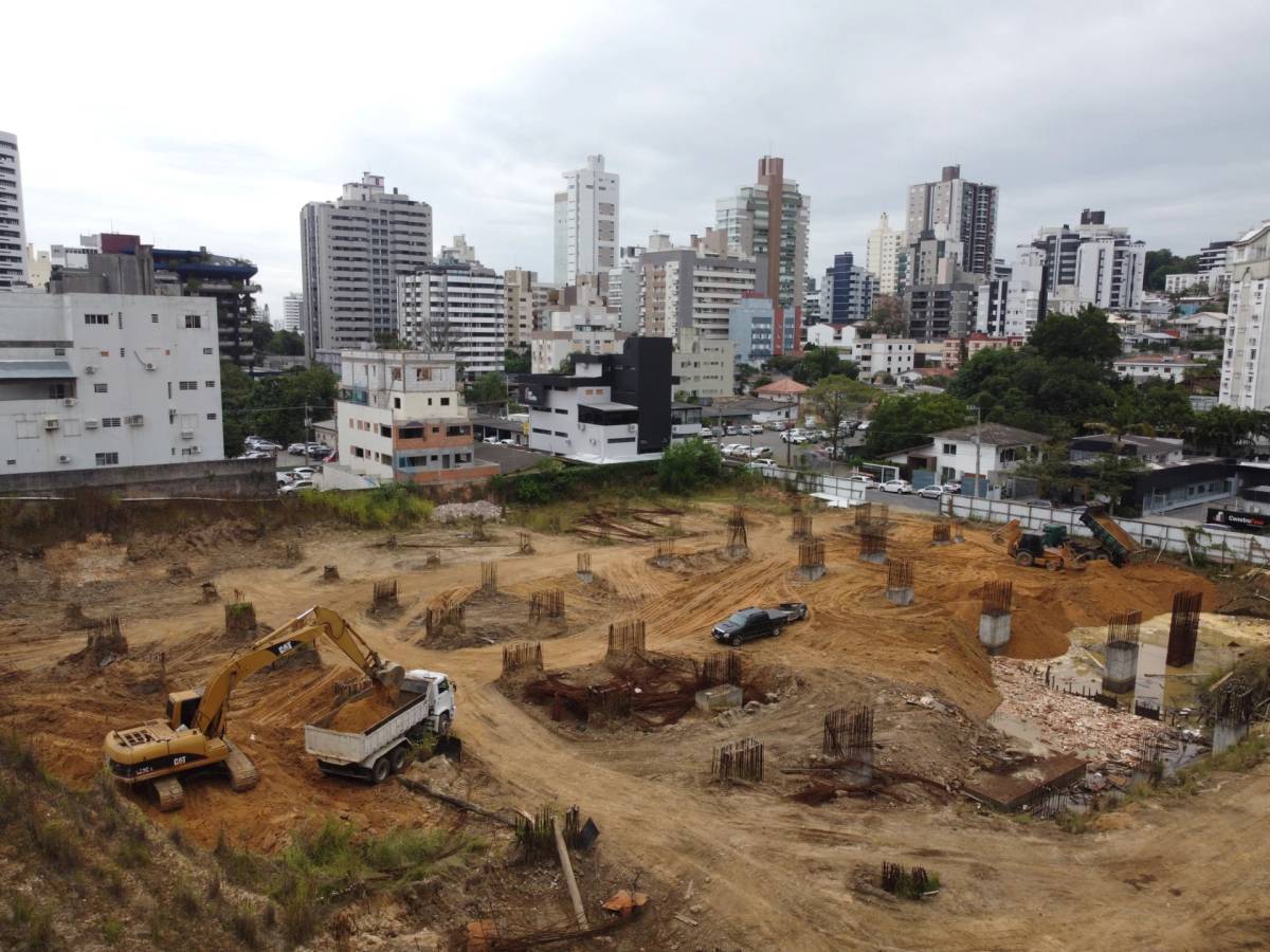 Vídeos e fotos: obras de aterramento do Santa Vita estão na reta final em Criciúma — foto 1