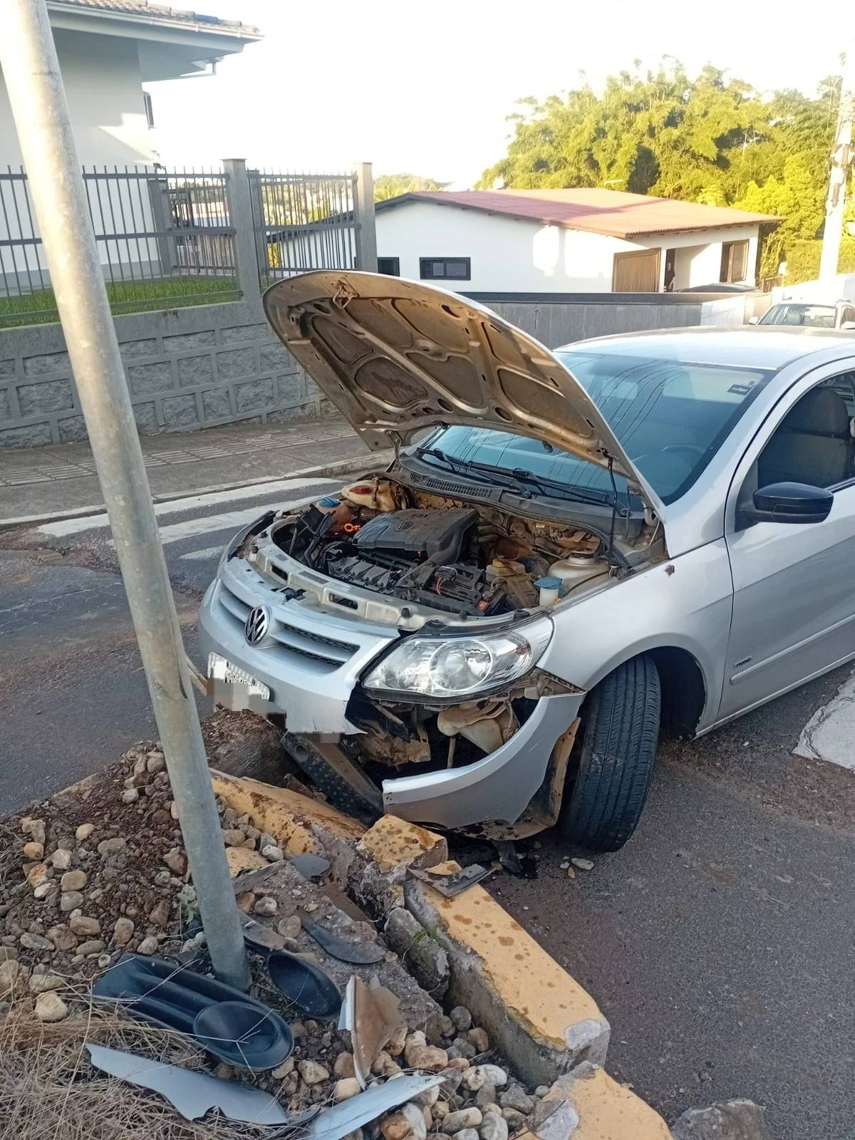 Motorista fica ferido após colidir carro contra base de poste — foto 1