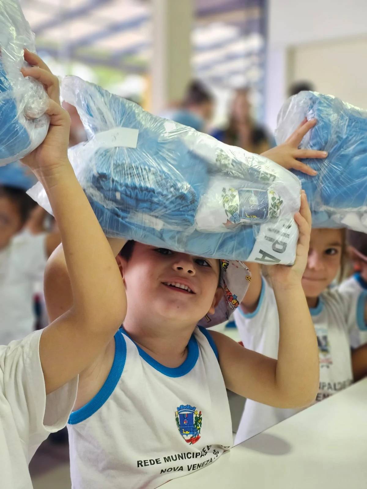 Nova Veneza inicia entrega de uniformes para mais de 1,8 mil alunos — foto 2