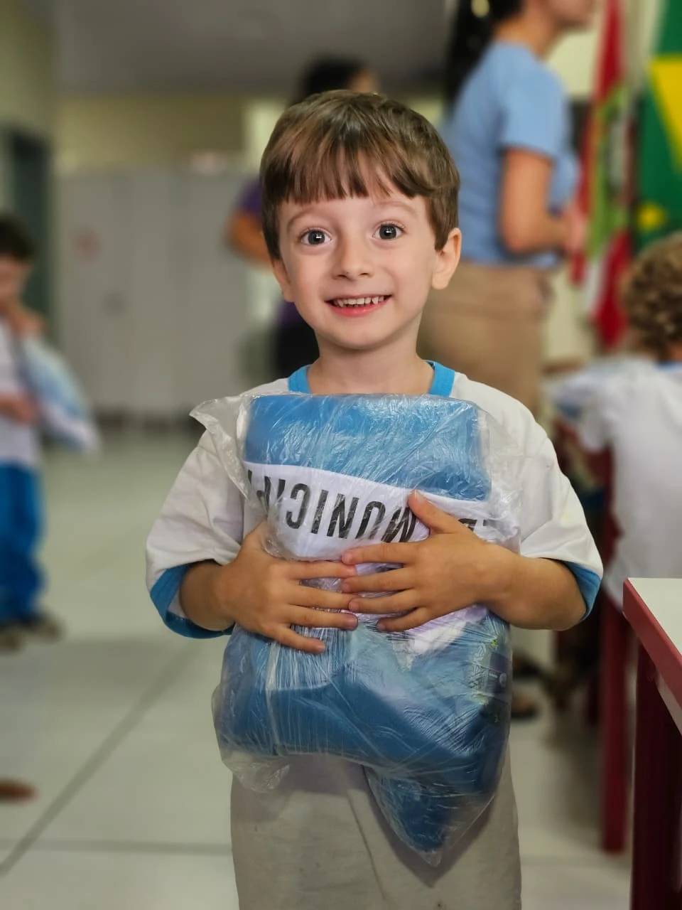 Nova Veneza inicia entrega de uniformes para mais de 1,8 mil alunos — foto 1