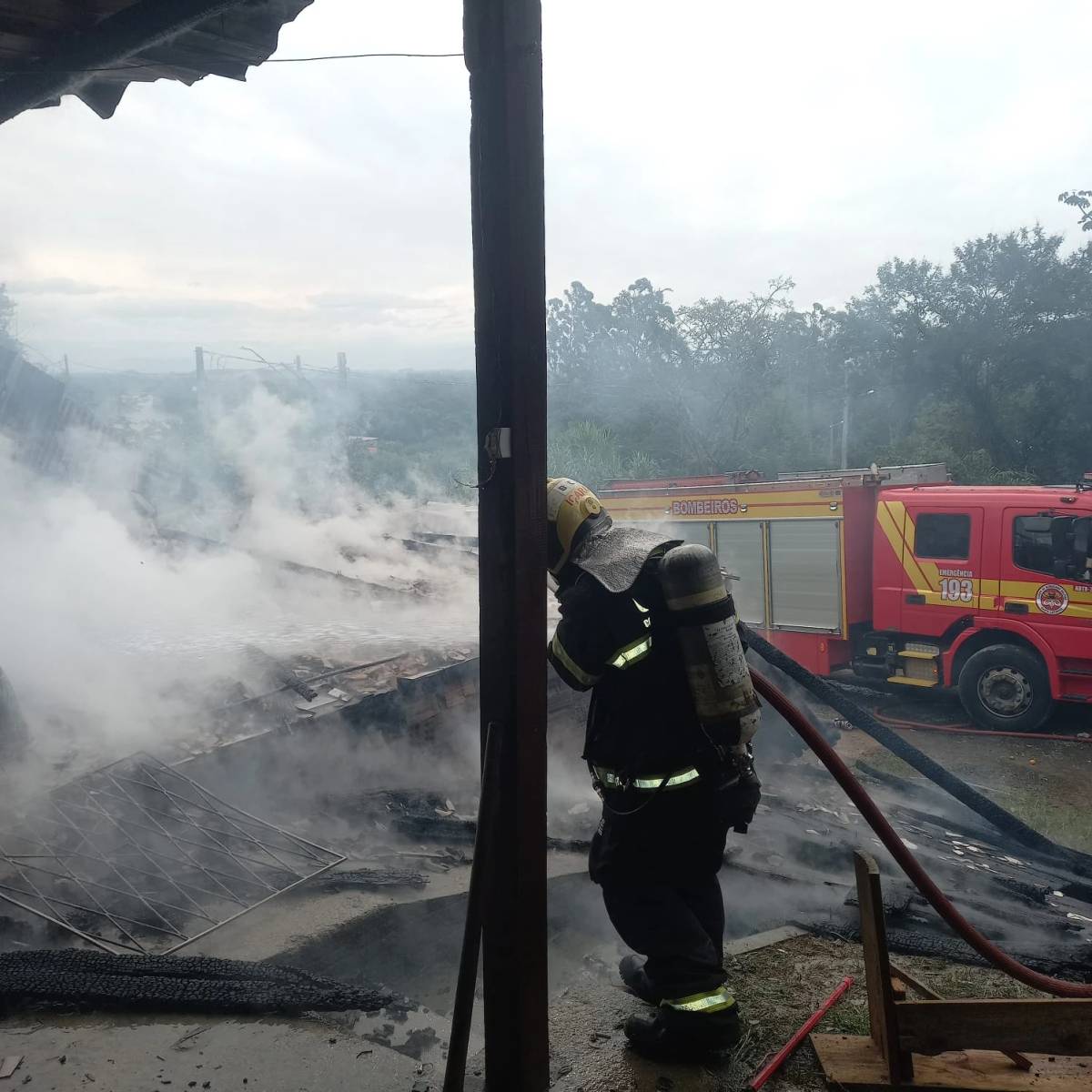 Incêndio destrói casa no bairro Verdinho em Criciúma — foto 1