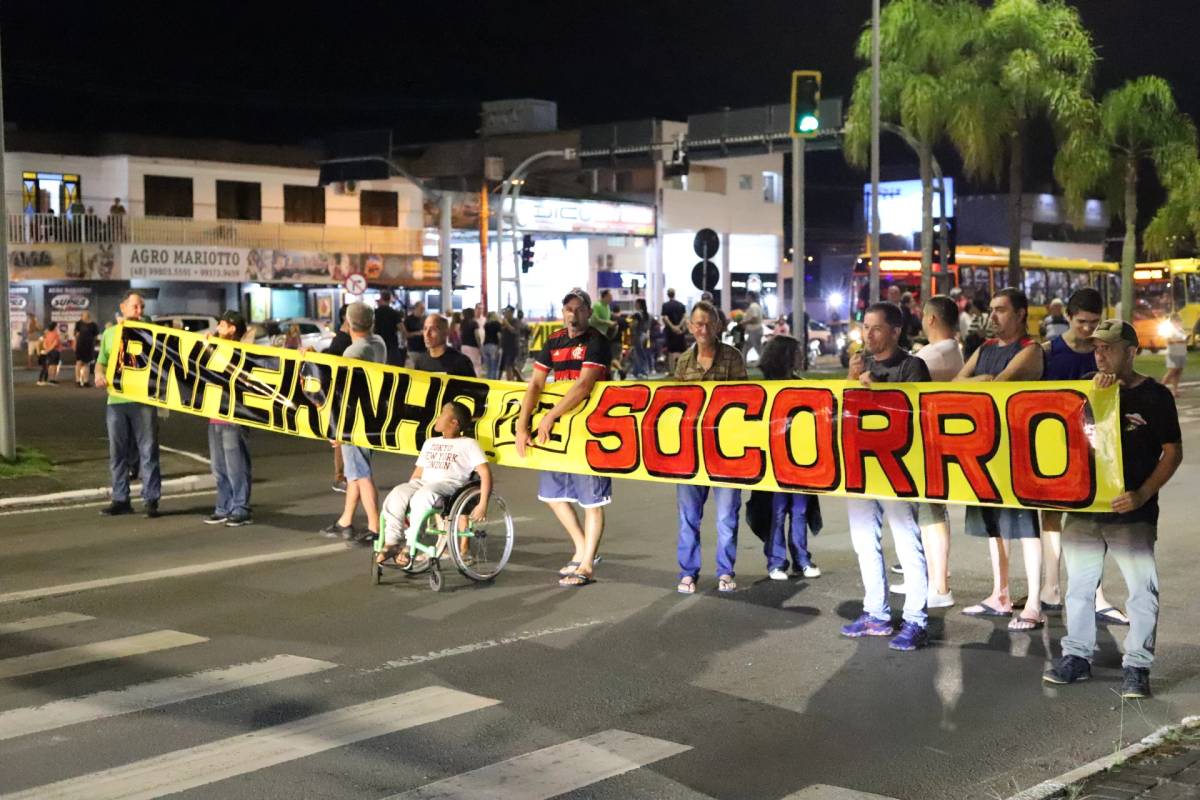 Fotos e vídeos: veja como foi o protesto no bairro Pinheirinho em Criciúma — foto 1