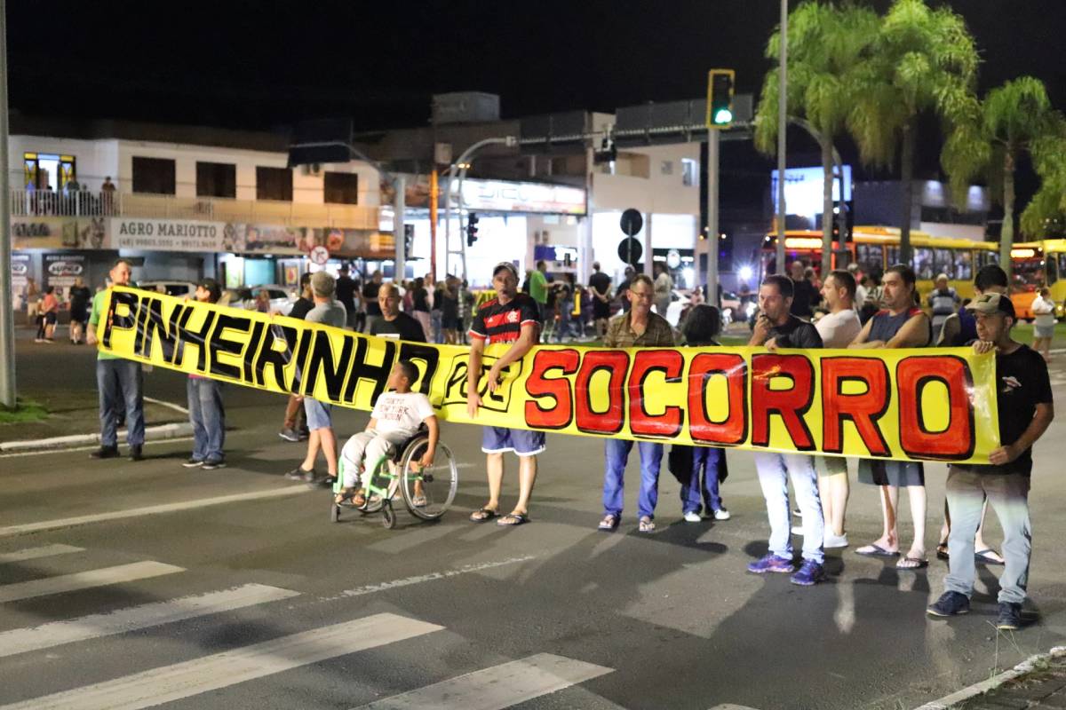Fotos e vídeos: veja como foi o protesto no bairro Pinheirinho em Criciúma — foto 2