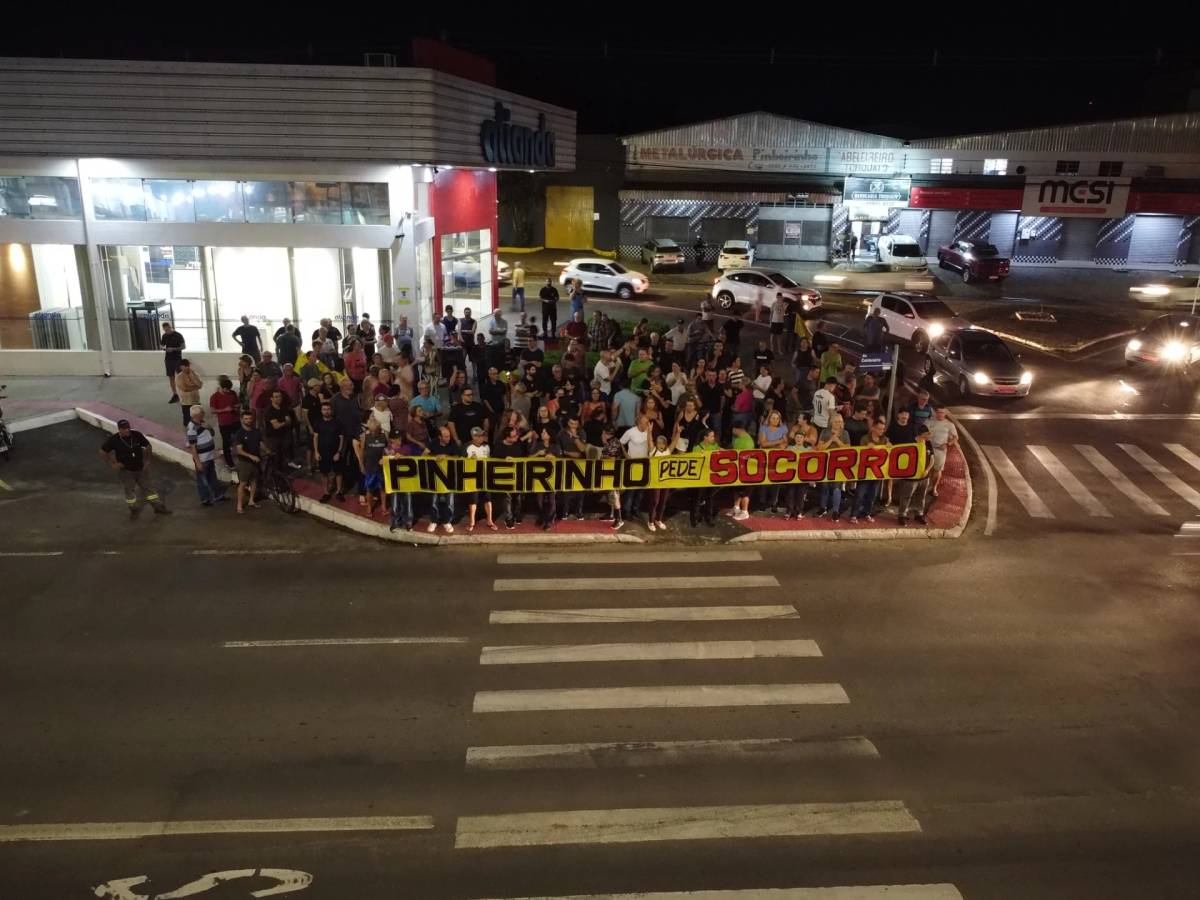 Fotos e vídeos: veja como foi o protesto no bairro Pinheirinho em Criciúma — foto 16