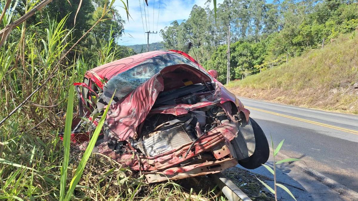 Fotos: motorista perde o controle da direção e colide contra caminhão na SC-370 — foto 4