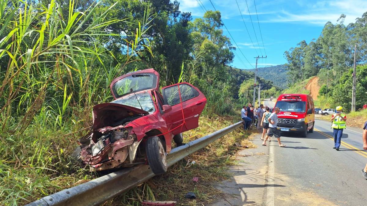 Fotos: motorista perde o controle da direção e colide contra caminhão na SC-370 — foto 1