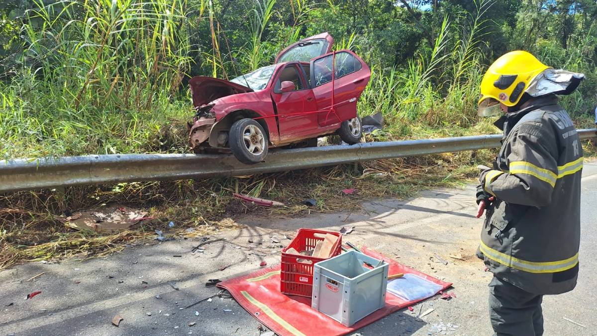 Fotos: motorista perde o controle da direção e colide contra caminhão na SC-370 — foto 2