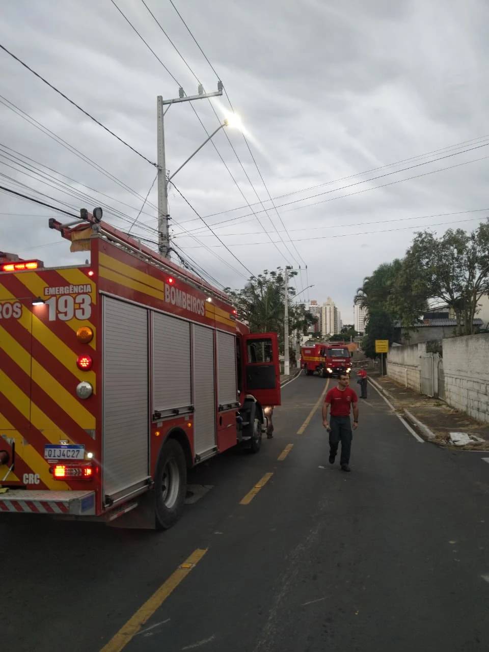 Árvores atingidas pelo vento forte mobilizam bombeiros em Criciúma e região — foto 2