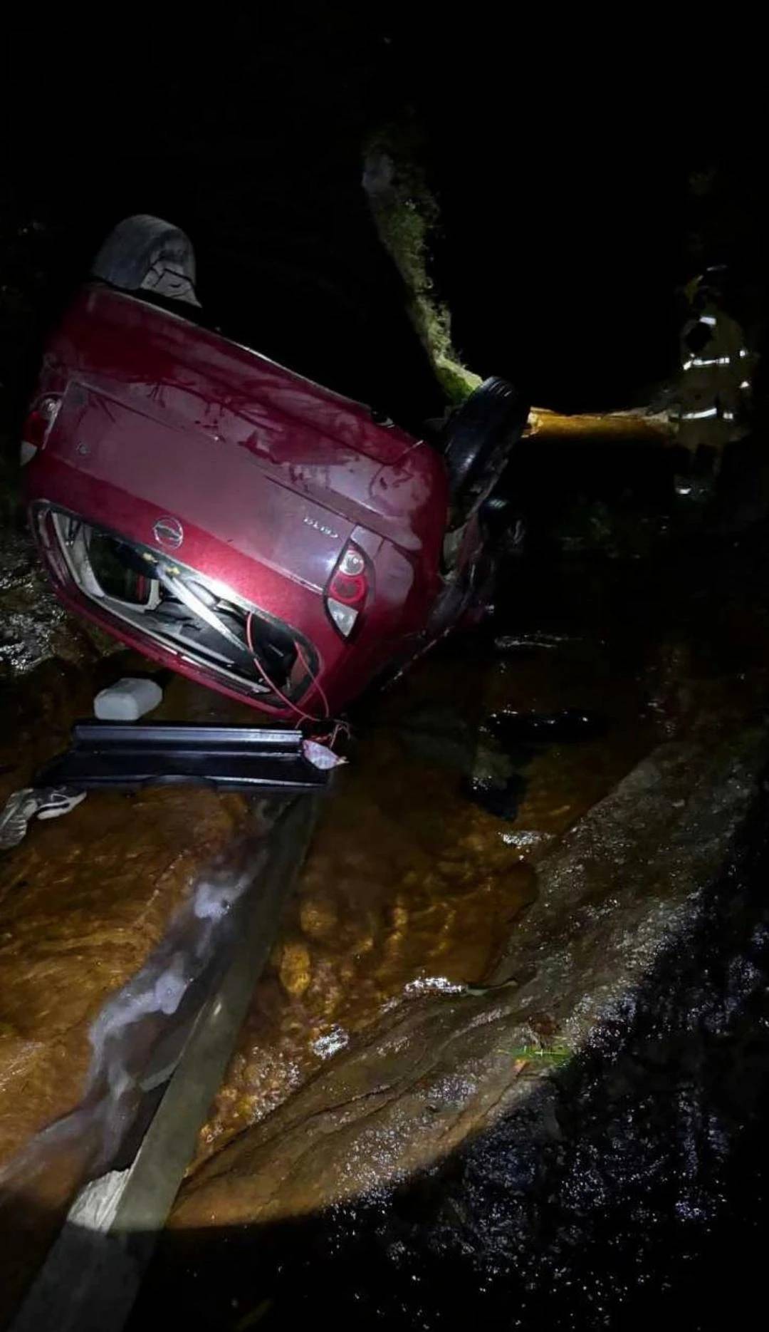 Veículo cai em rio após saída de pista em Lauro Müller — foto 4