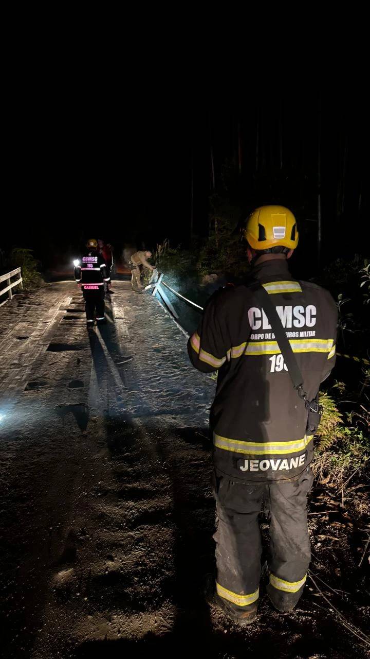 Veículo cai em rio após saída de pista em Lauro Müller — foto 1