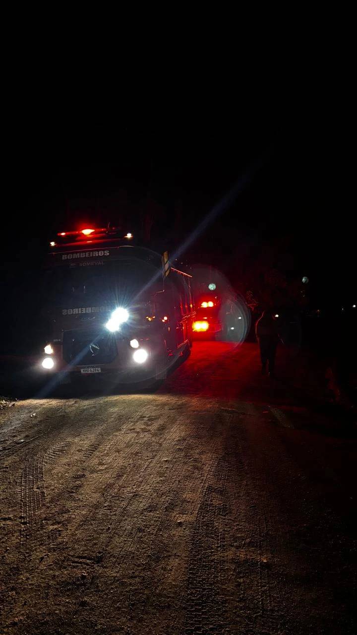 Veículo cai em rio após saída de pista em Lauro Müller — foto 2