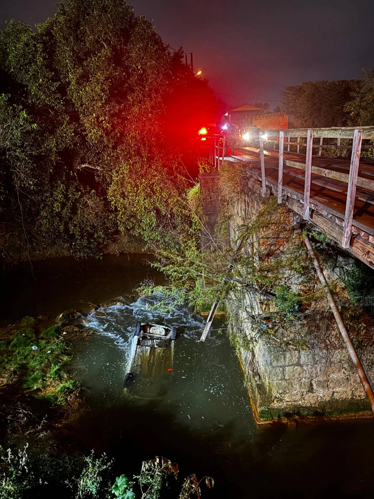 Fotos: carro cai de ponte, submerge em rio e passageiro morre em Criciúma — foto 2