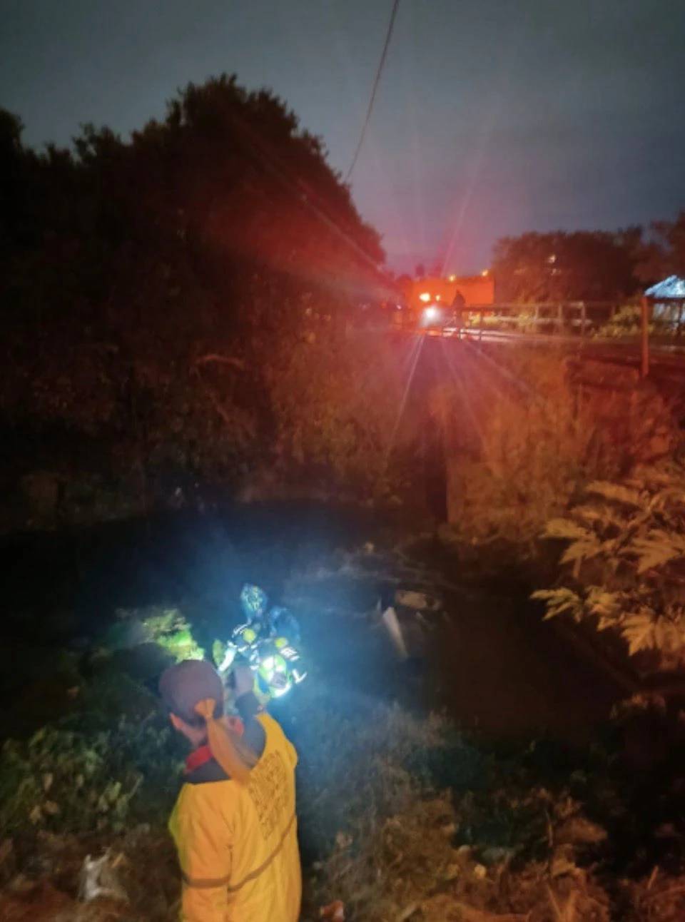 Fotos: carro cai de ponte, submerge em rio e passageiro morre em Criciúma — foto 1