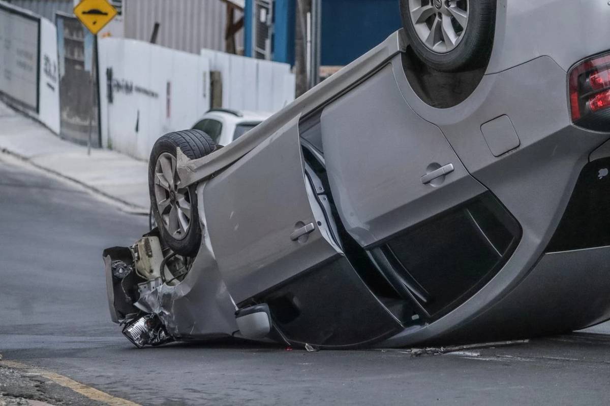 Vídeo e fotos: após colisão, carro capota na área central de Criciúma — foto 9