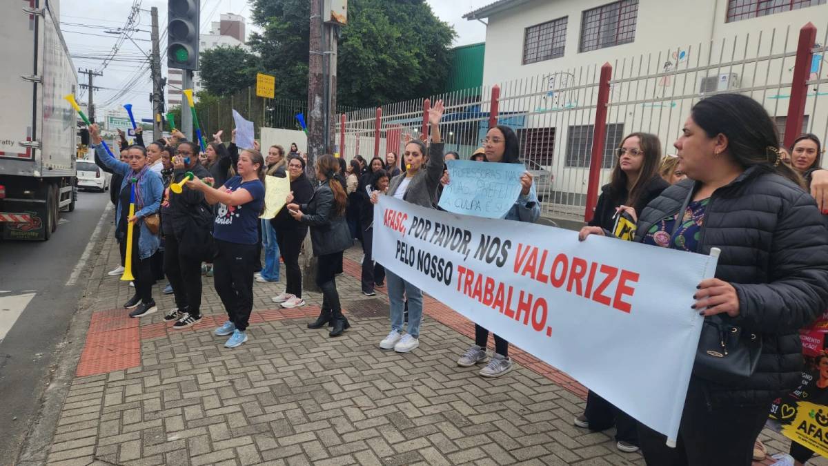 Fotos e vídeo: em quarto dia de greve, professores da Afasc protestam na avenida Centenário — foto 1