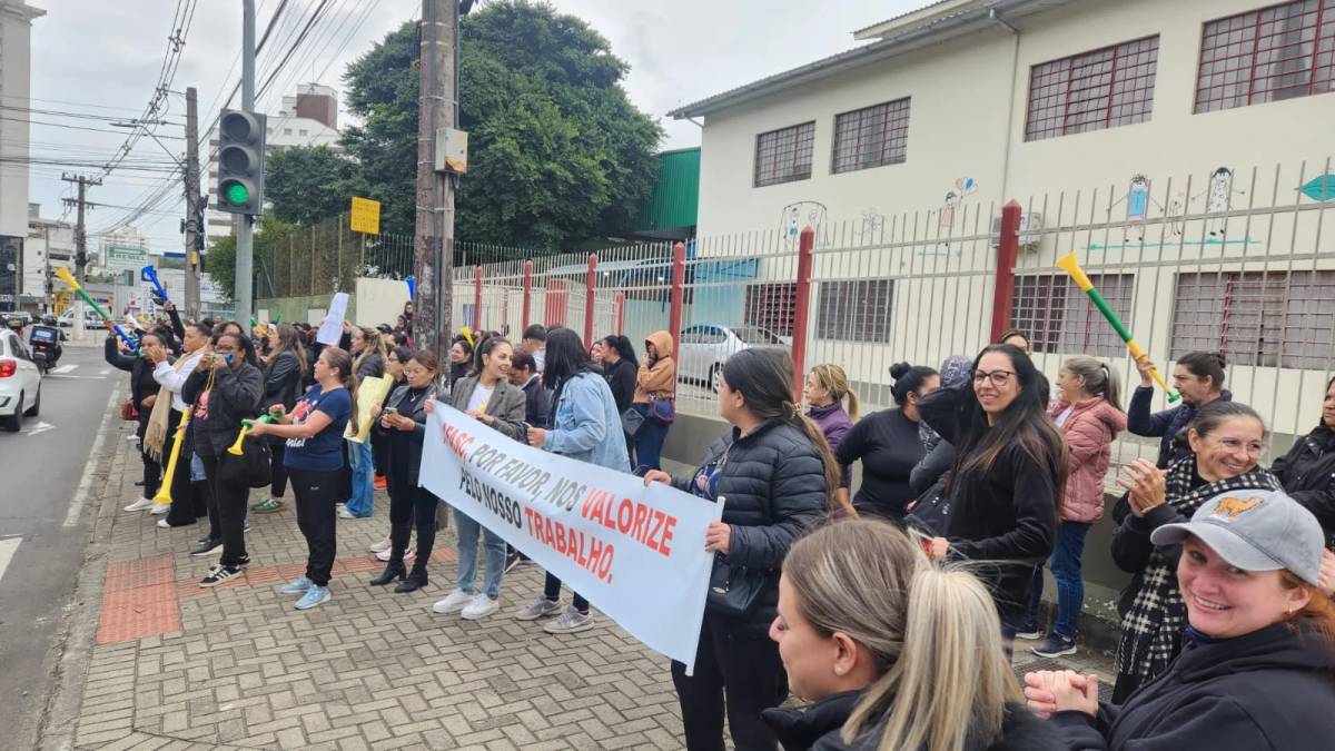 Fotos e vídeo: em quarto dia de greve, professores da Afasc protestam na avenida Centenário — foto 2