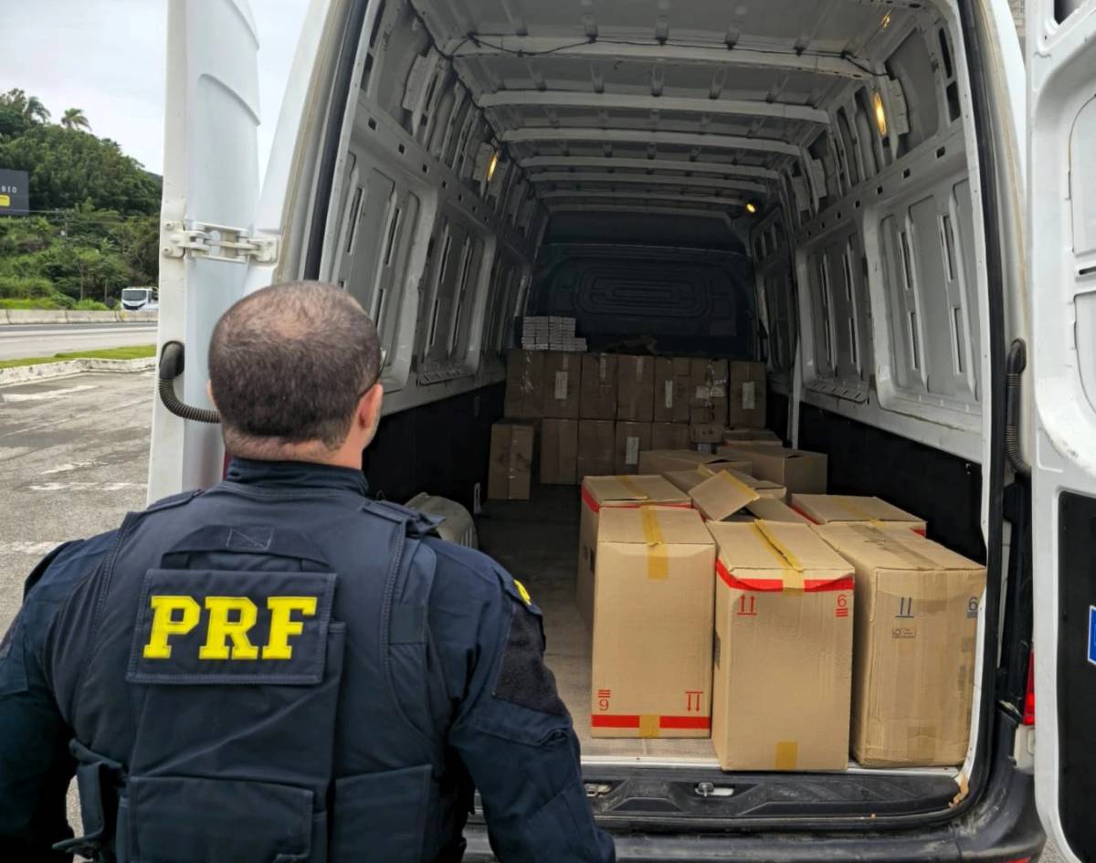 PRF flagra furgão com cigarros contrabandeados do Paraguai e R$ 88 mil em dinheiro na BR-101 — foto 2