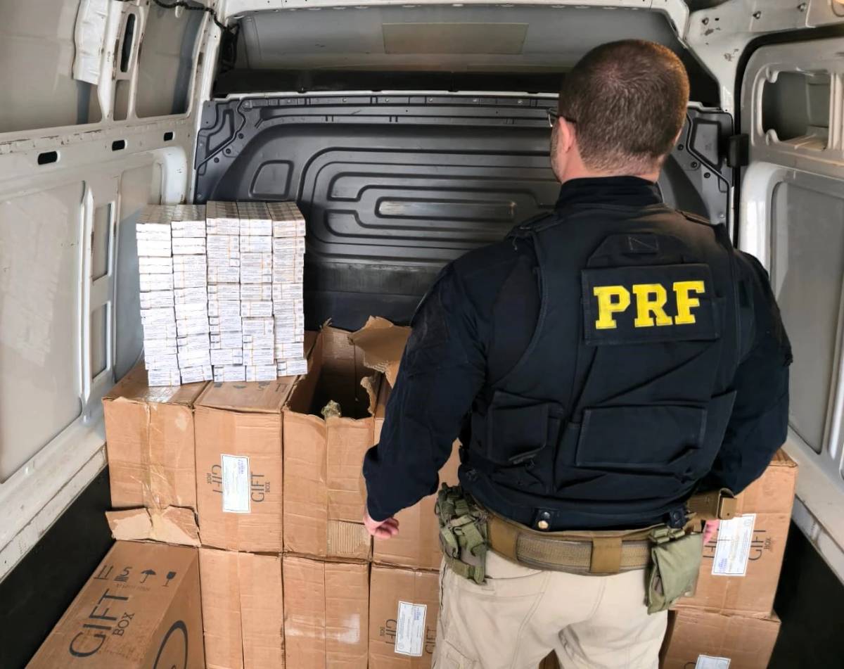 PRF flagra furgão com cigarros contrabandeados do Paraguai e R$ 88 mil em dinheiro na BR-101 — foto 3