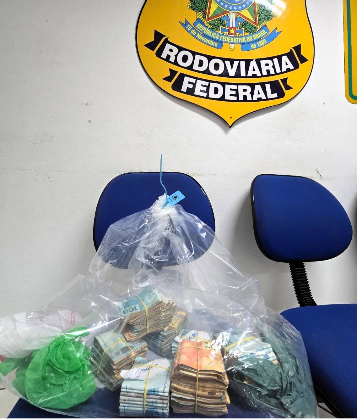 PRF flagra furgão com cigarros contrabandeados do Paraguai e R$ 88 mil em dinheiro na BR-101 — foto 1