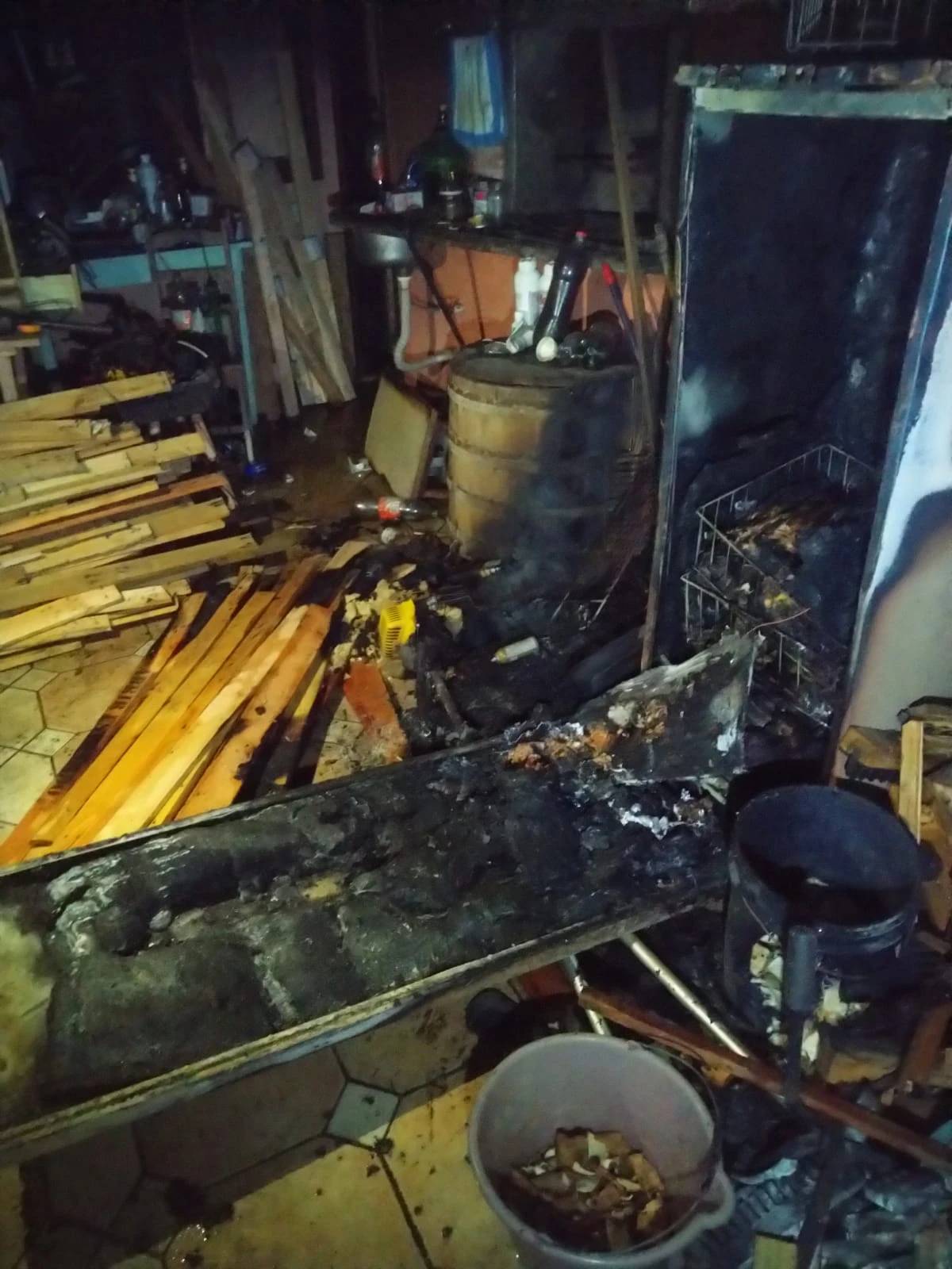 Incêndio em churrasqueira destrói freezer e derrete tomadas de residência em Criciúma — foto 1