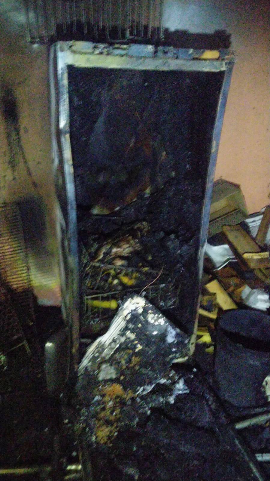 Incêndio em churrasqueira destrói freezer e derrete tomadas de residência em Criciúma — foto 2