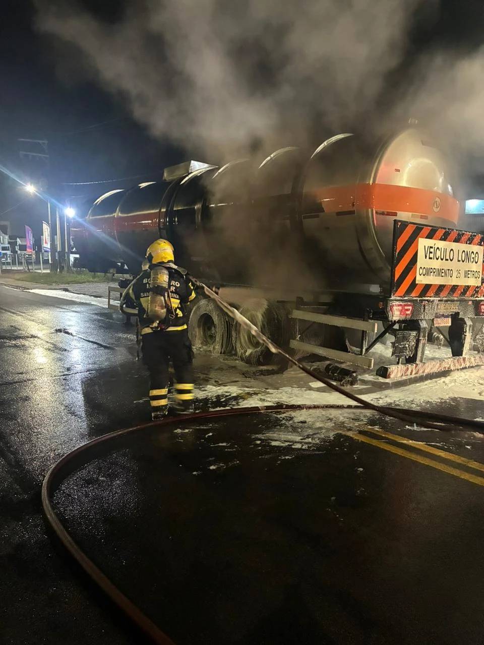 Carreta é parcialmente destruída por incêndio na marginal da BR-101 — foto 1