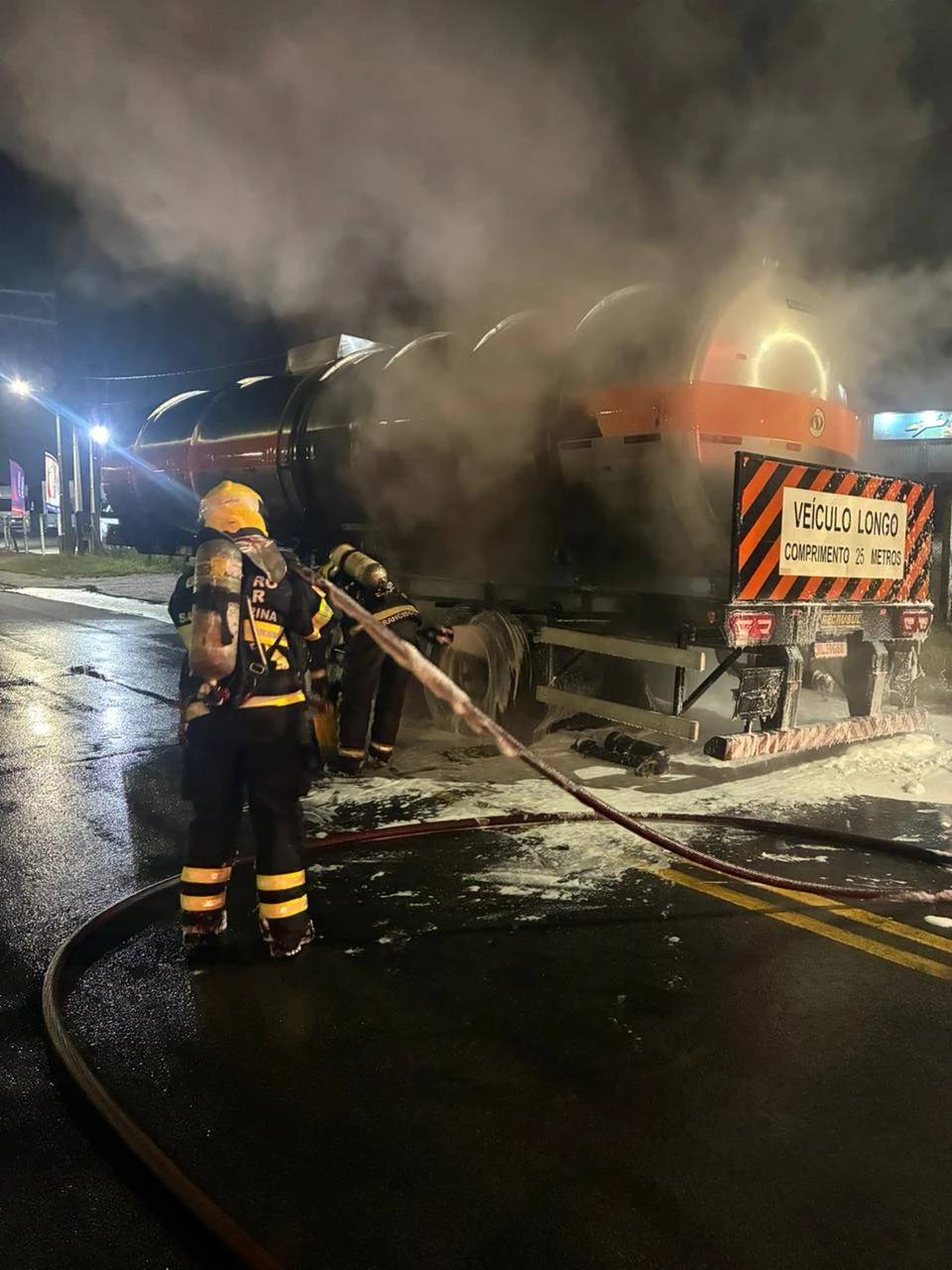 Carreta é parcialmente destruída por incêndio na marginal da BR-101 — foto 5