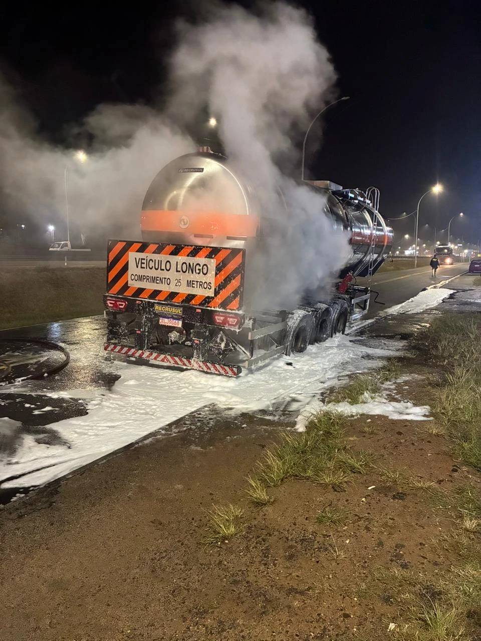 Carreta é parcialmente destruída por incêndio na marginal da BR-101 — foto 2
