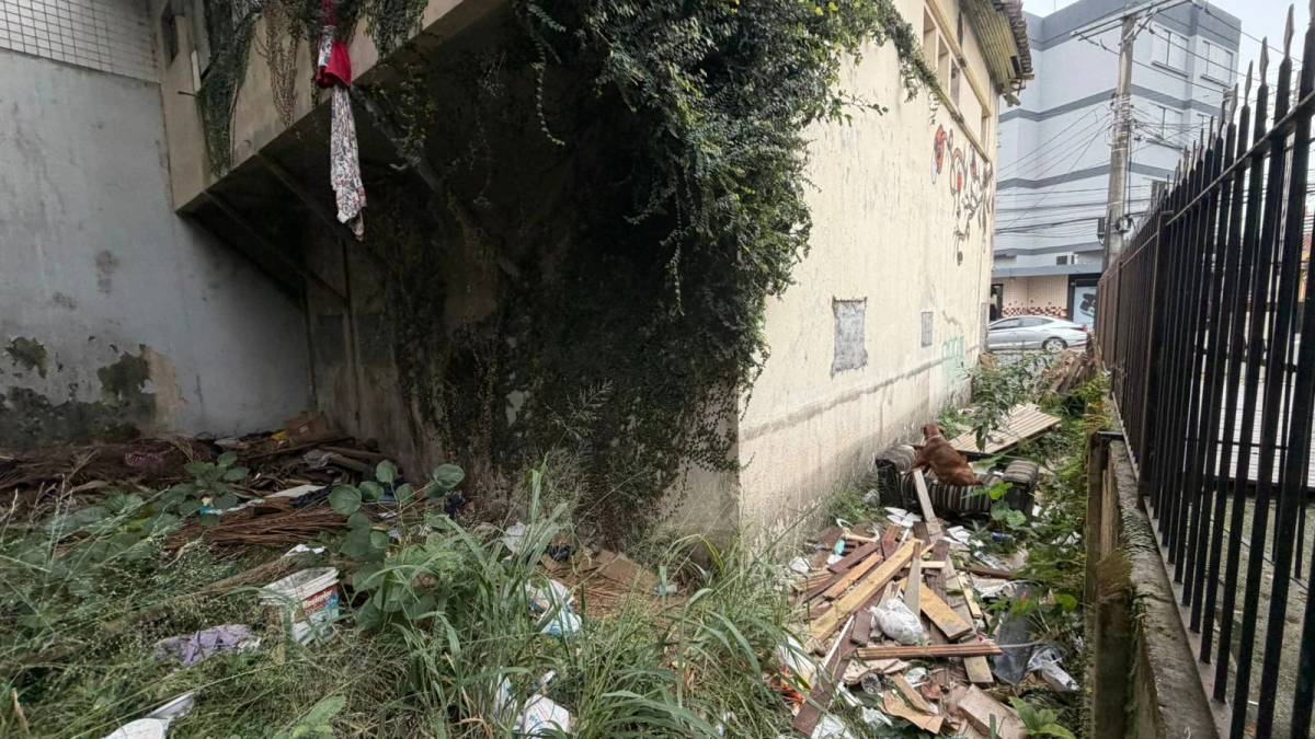 Pessoas em situação de rua acampam em casa abandonada no Centro de Criciúma, relata vereador — foto 1