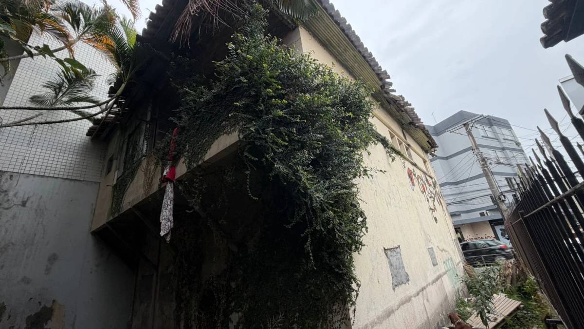 Pessoas em situação de rua acampam em casa abandonada no Centro de Criciúma, relata vereador — foto 2