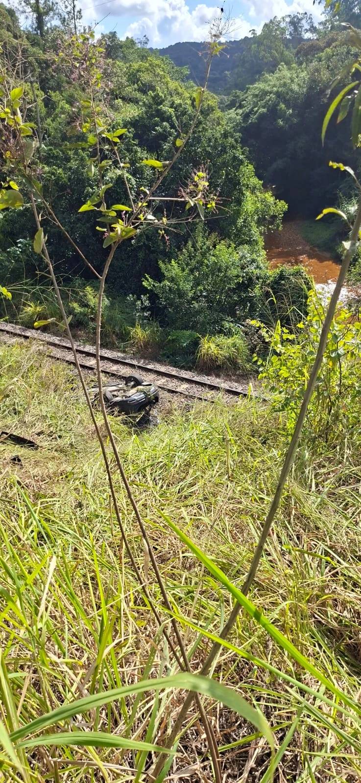 Carro capota às margens do trilho do trem em Urussanga — foto 1