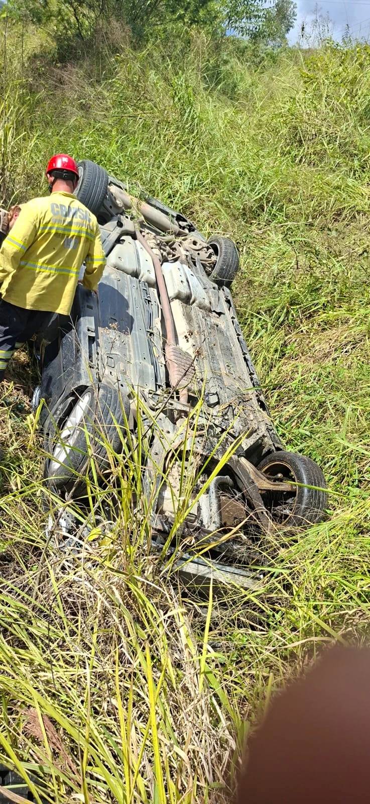 Carro capota às margens do trilho do trem em Urussanga — foto 2