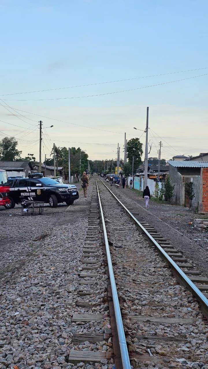 Dupla é presa por tráfico de drogas em operação policial na região dos trilhos em Criciúma — foto 1