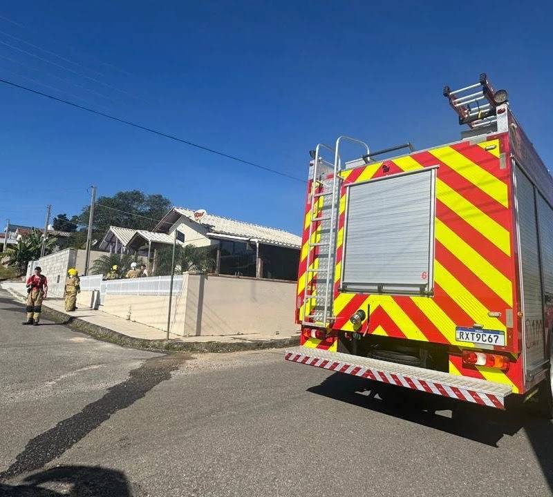 Moradores controlam incêndio em churrasqueira com apoio de caminhão-pipa — foto 5