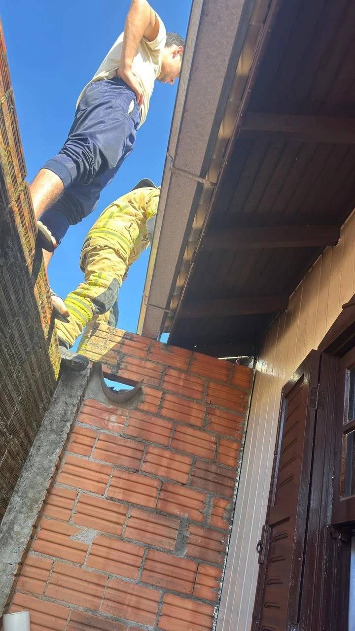 Moradores controlam incêndio em churrasqueira com apoio de caminhão-pipa — foto 2